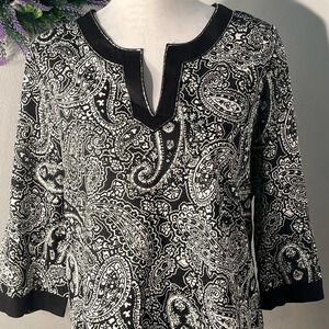 Emma James M, tunic top with rounded collar in a black‎ contrast color & jeweled
